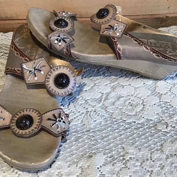 L’artiste Spring Step Sesame womens 9.5 tan floral wedge heel slip on sandals - Picture 1 of 7